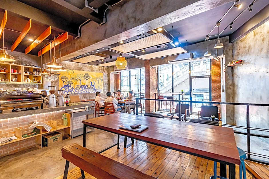 Thonglor travellers' hostel and cafe'