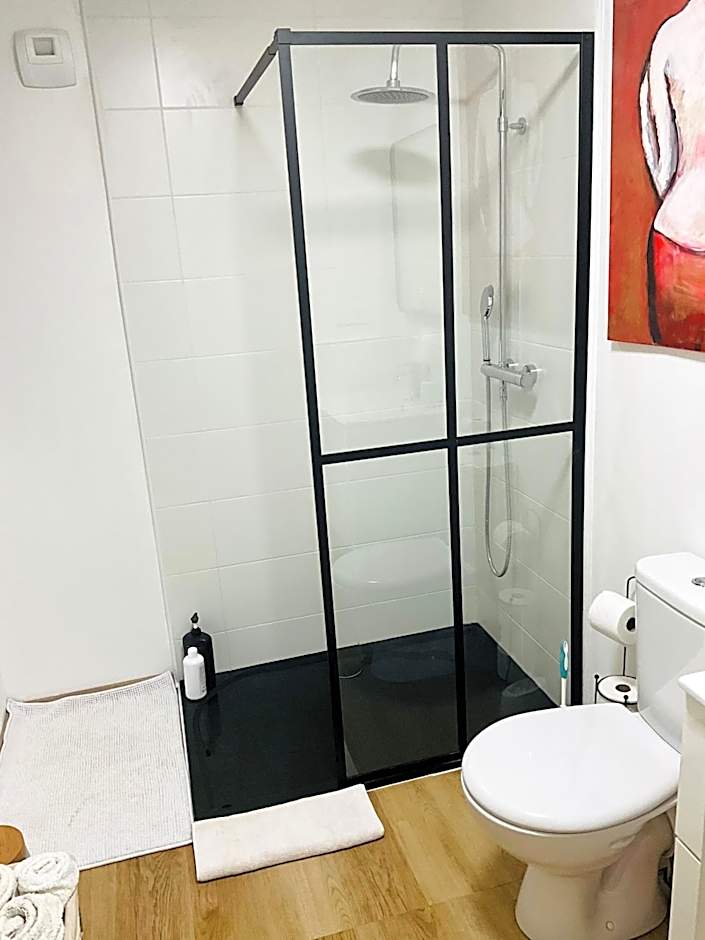 Hôte Labyrinthe lit 180 cm salle de bain, petit dej compris