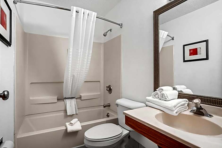 Econo Lodge Inn & Suites