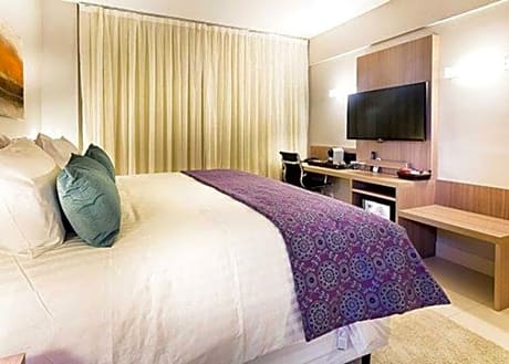 1 Queen Bed - Smoking