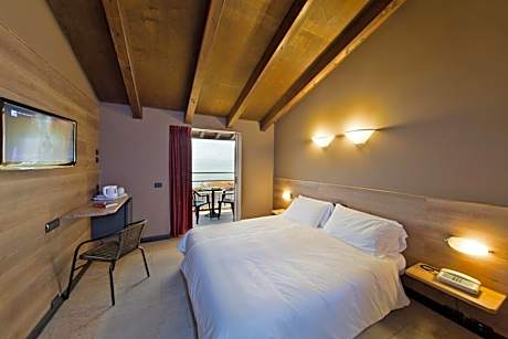 Double or Twin Room with Lake View