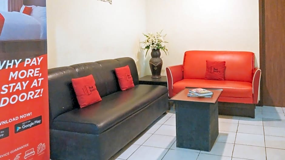 RedDoorz Near Baclay Drive Super Metro