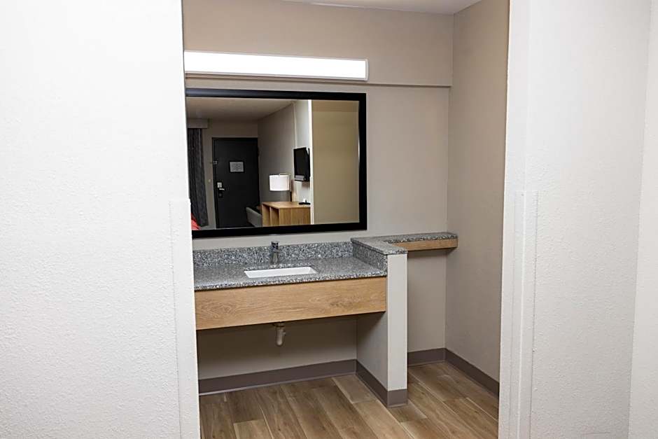 Days Inn by Wyndham Cincinnati East