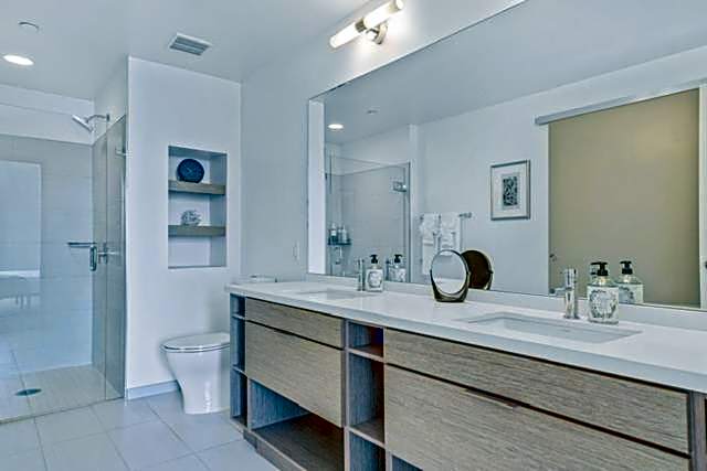 Modern Luxury 2 Bed with Panoramic City Views in Downtown LA