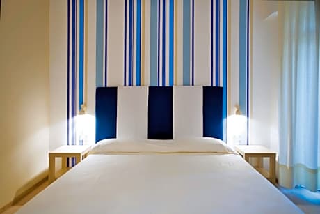 Queen Room with Pool View