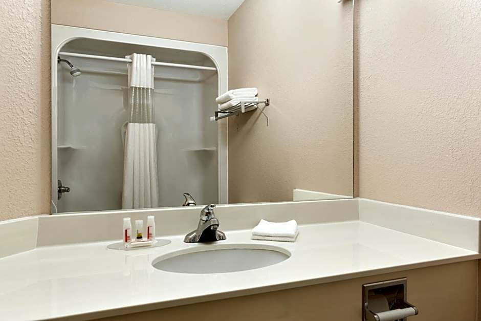 Days Inn & Suites by Wyndham Winkler