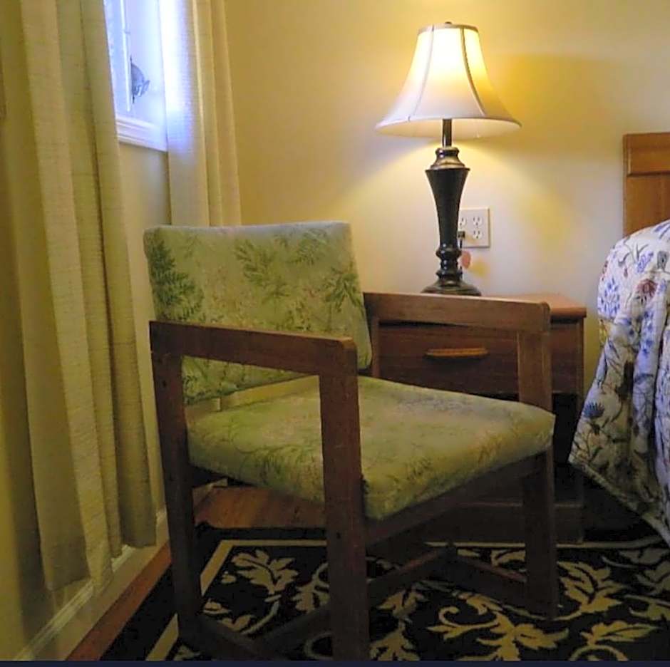 Twin Oaks Motel