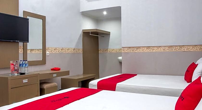 RedDoorz near Goa Panggung