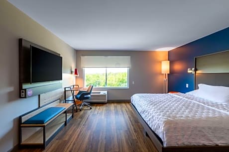 1 King Hearing Accessible Room W/Ri Shower