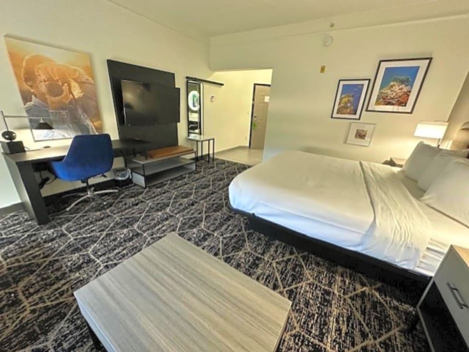 La Quinta Inn & Suites by Wyndham Houston Bush Iah South