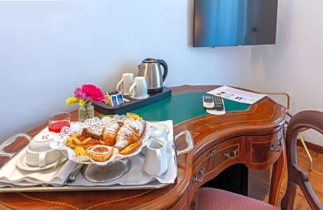 Deluxe Queen Room with Terrace and Sea View - Non-Smoking