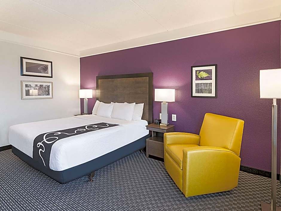 La Quinta Inn & Suites by Wyndham Arlington North Six Flags Drive