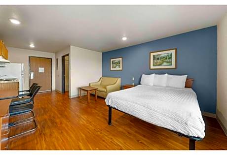 1 QUEEN BED | MODERN, ADA ACCESS, SMK, KITCHEN