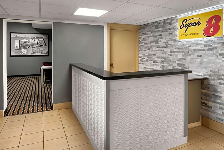 Super 8 by Wyndham Des Moines