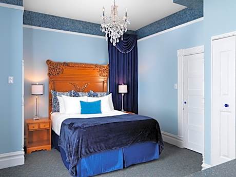 One-Bedroom Queen Suite