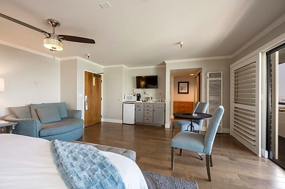 456 Embarcadero Inn & Suites