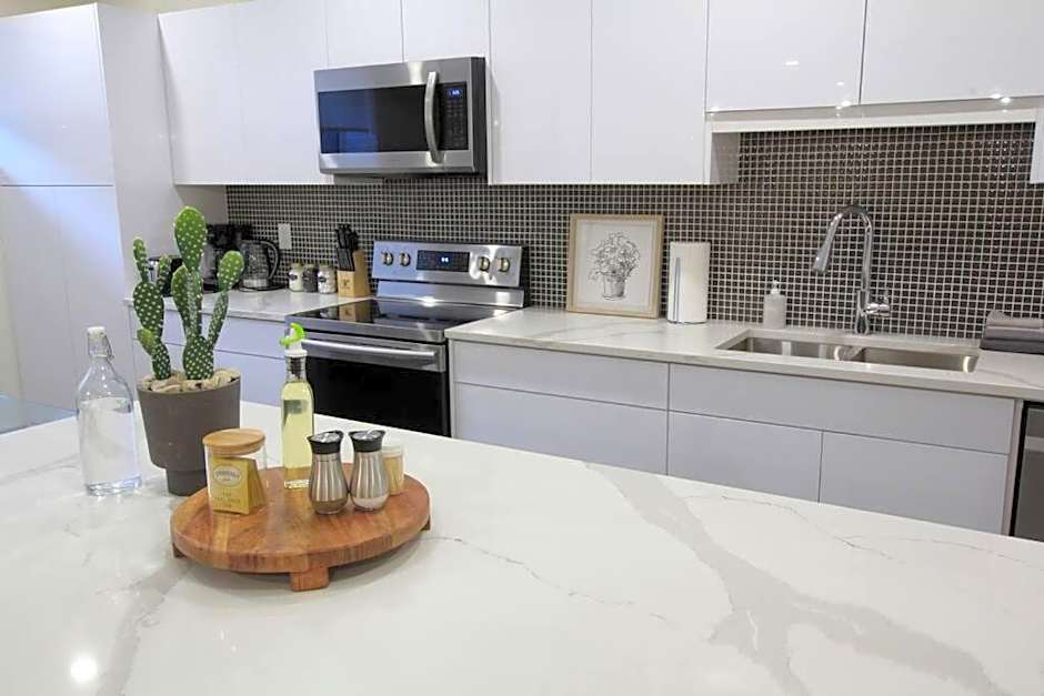 Executive Bsmt Suite, King Bed, 5 min to DT & Whyte Ave, Sleeps 6!
