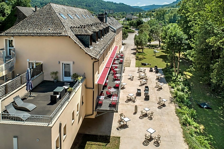 Logis Hôtel Restaurant Les 2 Rives - A75, en bordure de rivière