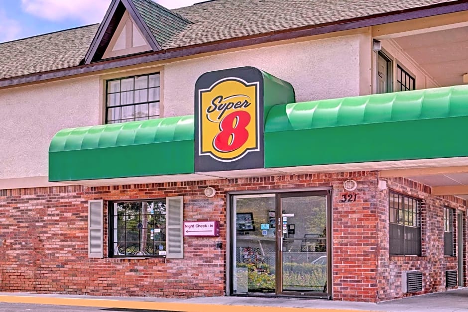 Super 8 by Wyndham Tampa U.S.F. Near Busch Gardens Downtown
