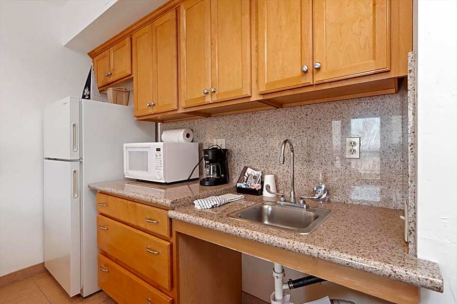 Beach House Inn & Suites