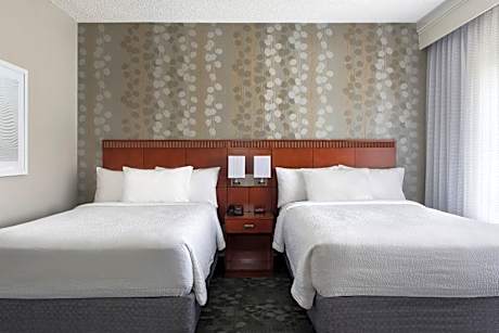 Double Room with Two Double Beds and Adapted Tub - Mobility and Hearing Accessible