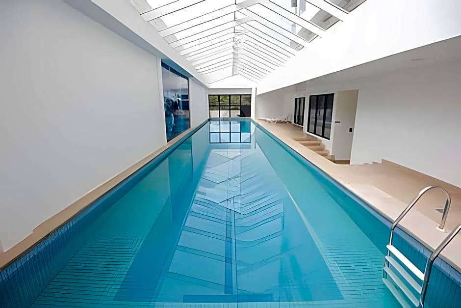 Apto em frente ao shopping com piscina aquecida