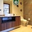 Cozy Apt with Private Terrace - Rooftop Pool