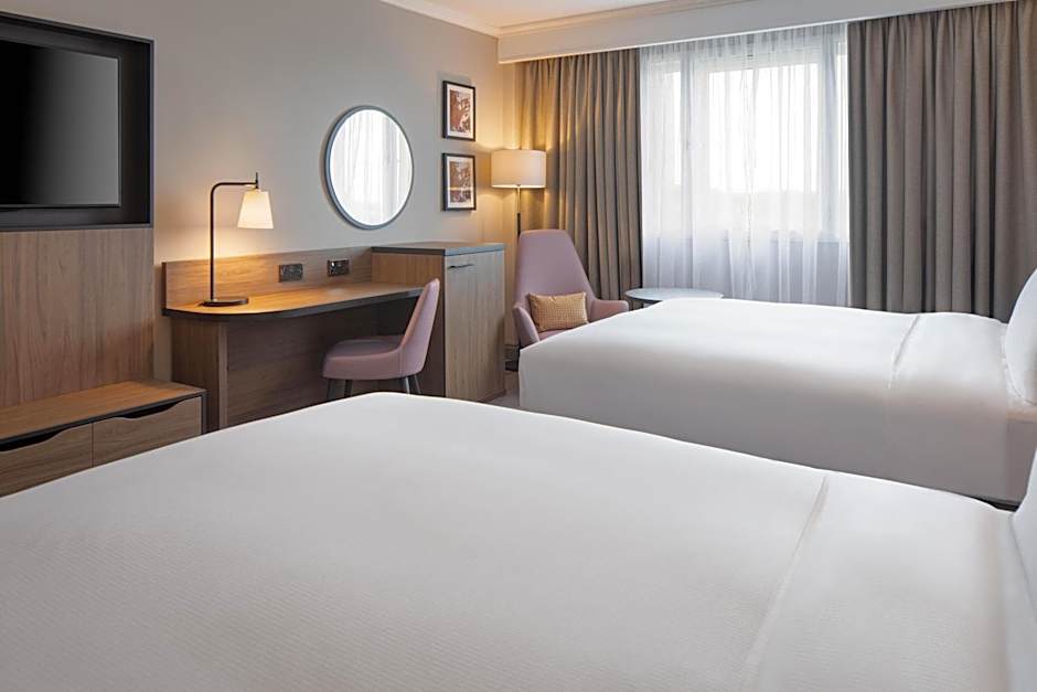 DoubleTree by Hilton Dartford Bridge