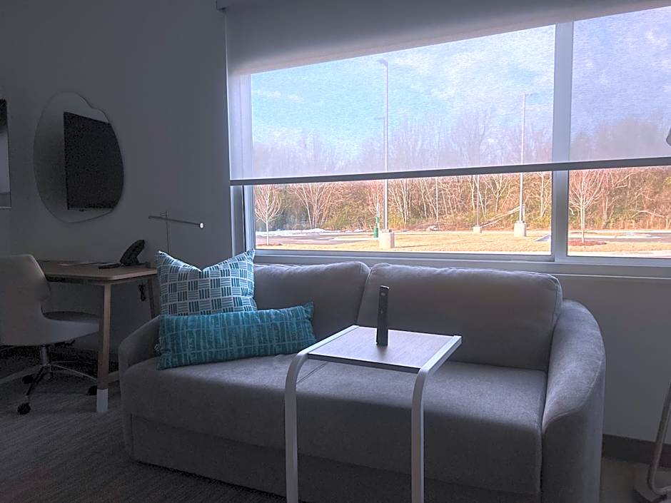 Zdjęcie 1 z 4 — Studio 1 King Bed with Sofabed