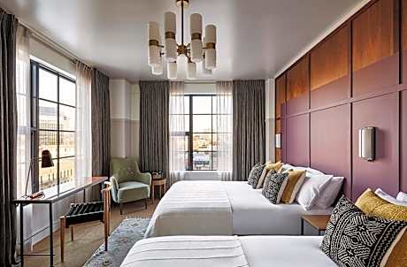Roomy 2 Queen Beds