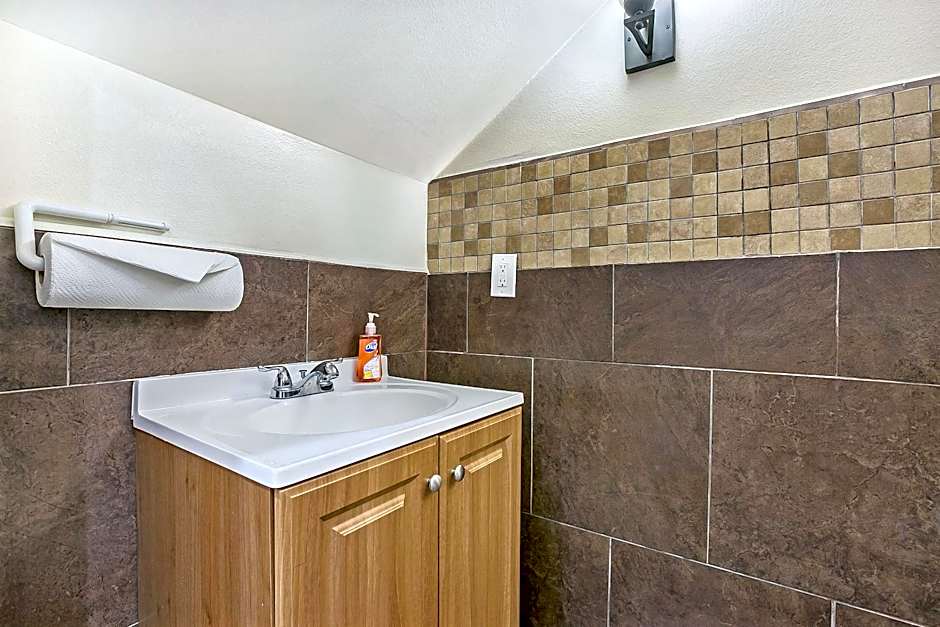 Stylish 4BR condo in Downtown by Hosteeva