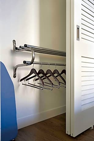 Room, 1 King Bed (Mobility/Hearing Access, Roll-In Shwr)
