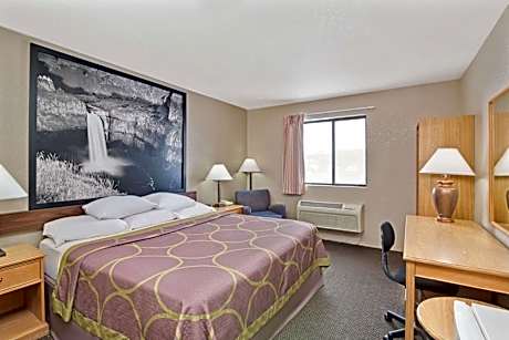 Family Suite with Three Queen Beds - Non-Smoking