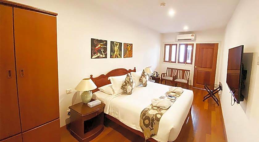 Heeren Straits Hotel