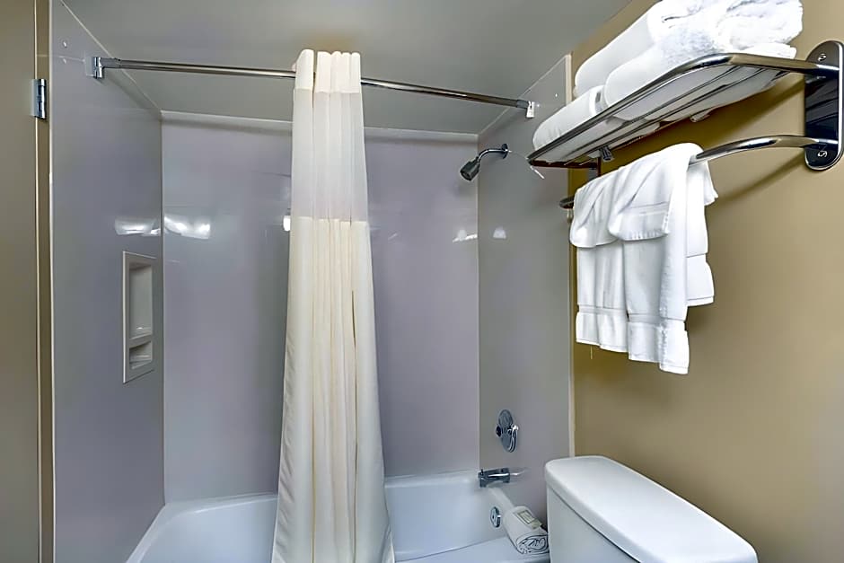 Clarion Hotel Beachwood-Cleveland