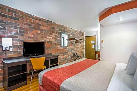 Deluxe Queen Suite - Non-Smoking