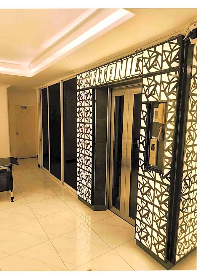 Titanic Residence-7 minute walk to the Beach