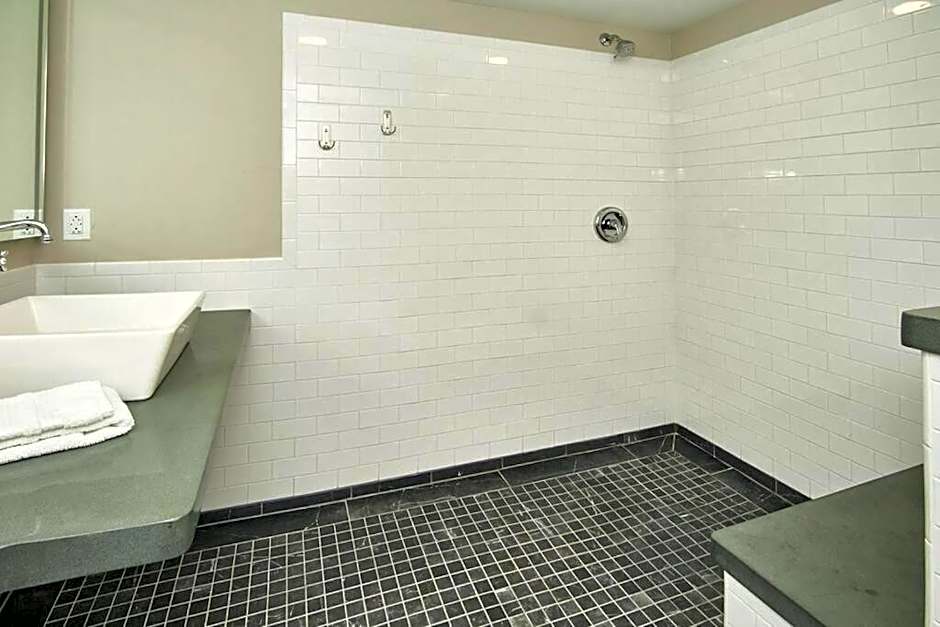 Craftsman Hideaway at the 1841 Farmhouse