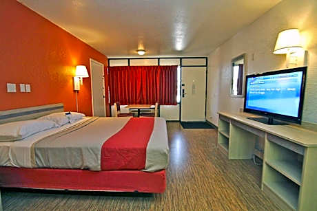 1 King Bed | Mobility Accessible RI Shower Nsmk