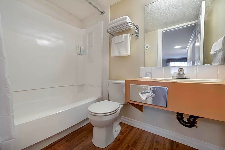 Econo Lodge Inn & Suites