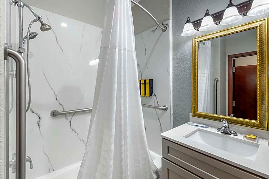 Best Western Plus Victoria Inn & Suites