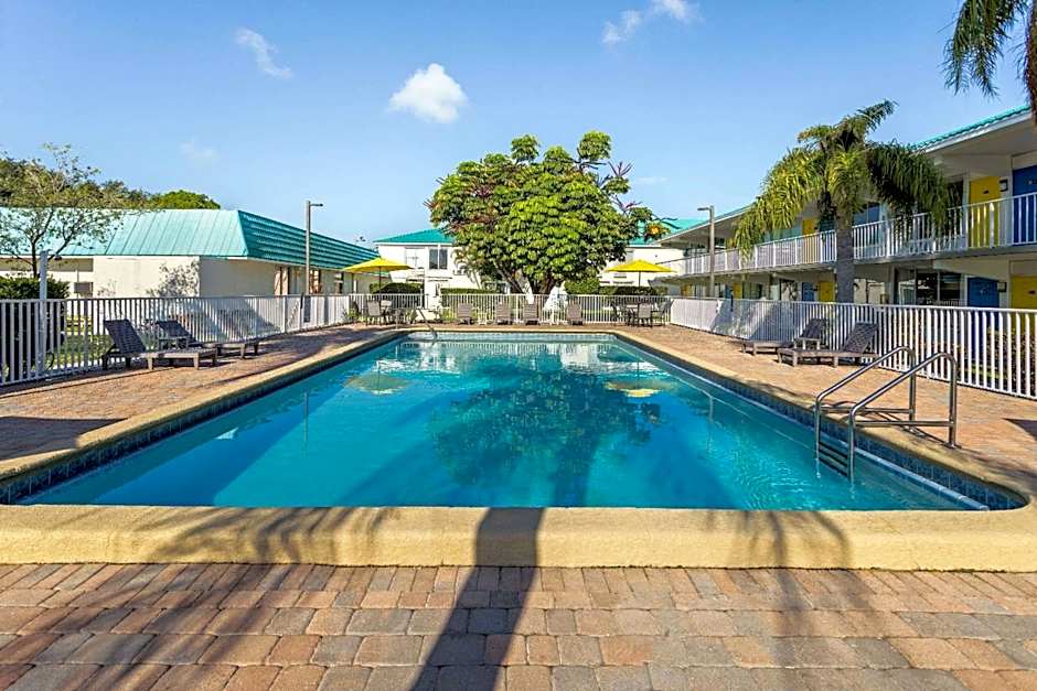 Days Inn & Suites by Wyndham Fort Pierce Midtown