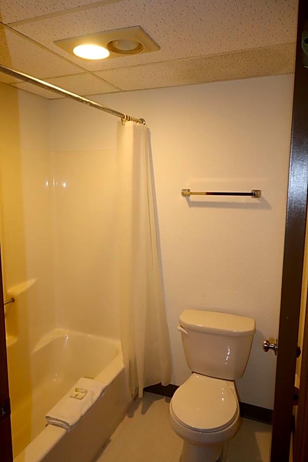 Travelodge by Wyndham Redwood Falls