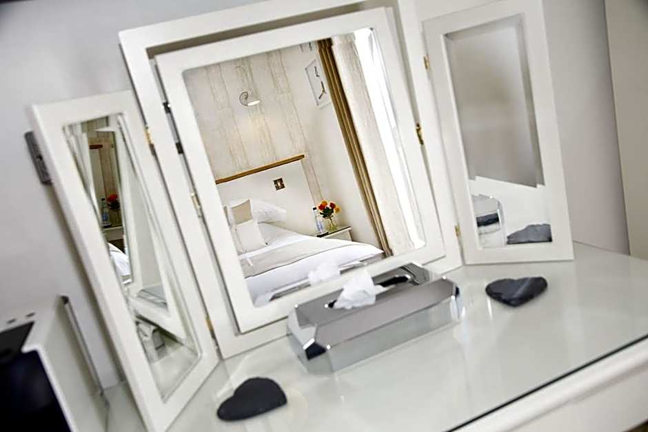 The Estuary Bar and Rooms