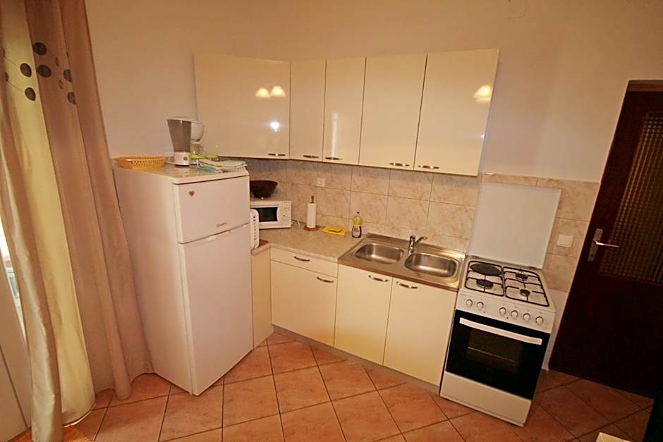 Cosy apartment 5min to beach Mirela Borik