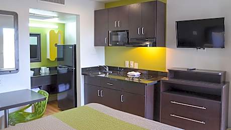 Deluxe Queen Room - Non-Smoking