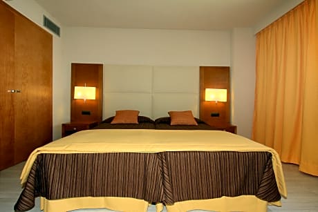 DOUBLE OR TWIN WITH BALCONY 3 ADULTS