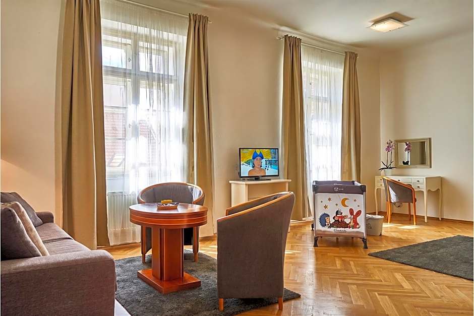 Three Golden Crowns Apartments