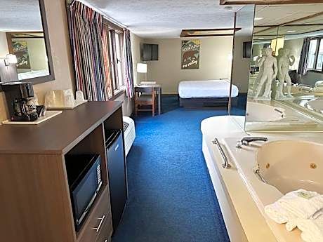 Queen Suite with Spa Bath - No Pets