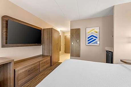 King Room with Accessible Roll in Shower - Non-Smoking